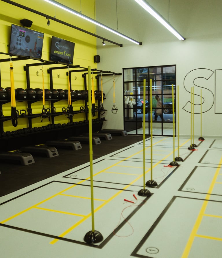 Foto de uma sala de academia com pesos
