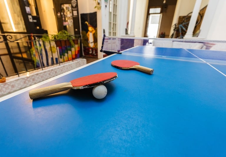 Hostel con actividades, ping pong, pool, playroom.