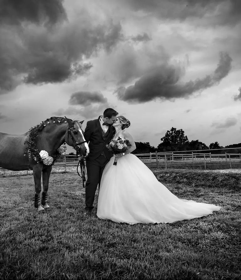 mariage impressionnant saint omer les maries s'embrasse avec leur cheval sous la pluie 