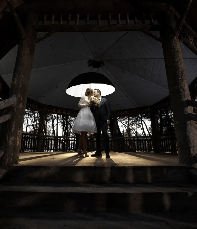 photographe mariage florent lille le touquet saint omera couple standing under a white umbrella