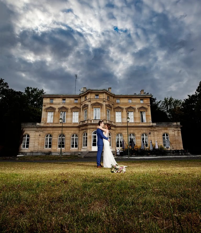 couple mariage s'embrassent devant chateau fenelon lille cambrai calais arras florent photographe