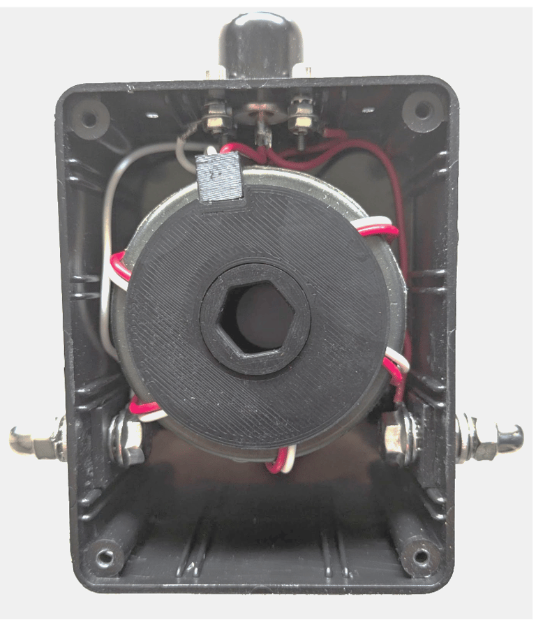 Pro Antennas 1000W matching transformer with the lid removed