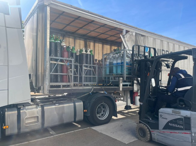 Foto de descarga de cestas con botellas