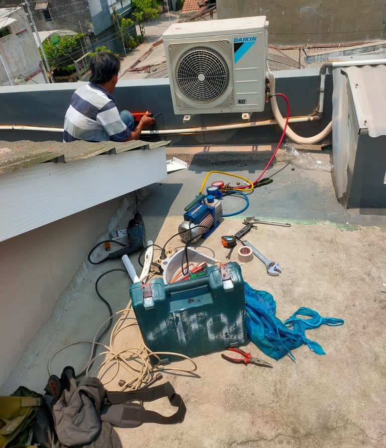 Perbaikan service AC split cepat dan rapi di jalan kaliurang - palagan sleman
