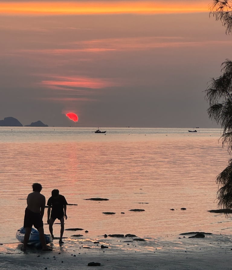 Coucher de soleil à Koh Samui sur une plage en Thaïlande
