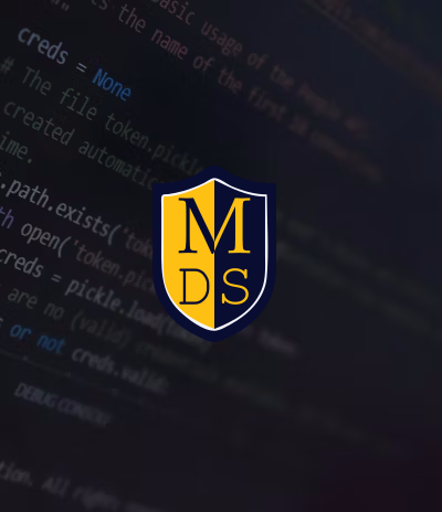 Escudo da Maël Data Security com fundo de código fonte seguro
