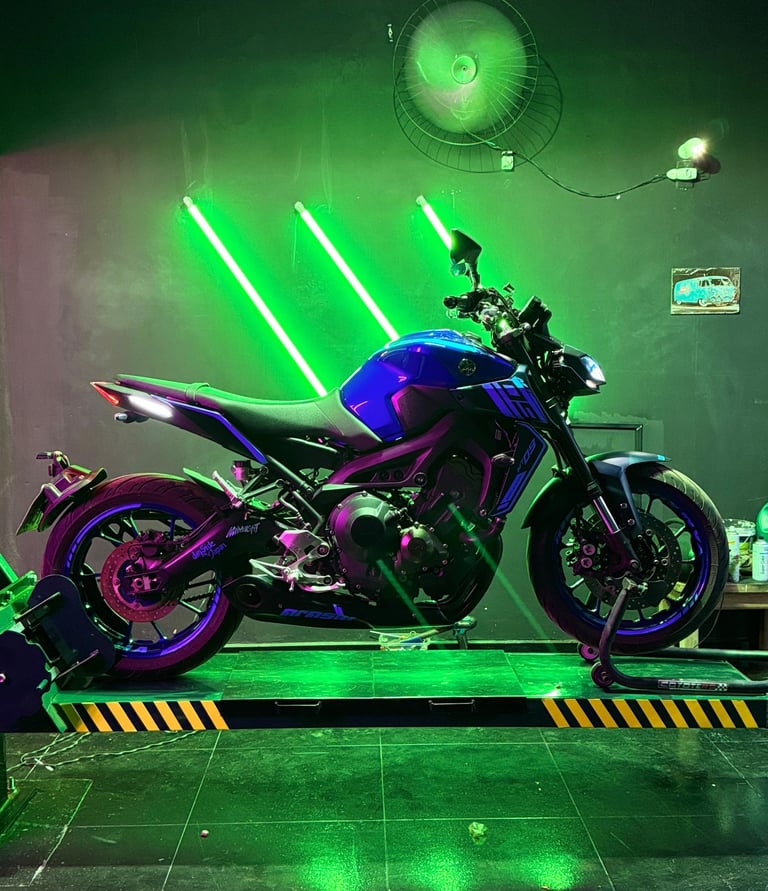 Yamaha MT09 Personalizada com adesivos