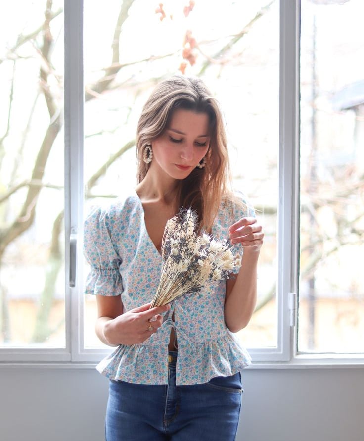 Blouse fleurie cousue main, nouée devant, motif Liberty pour une garde-robe romantique.