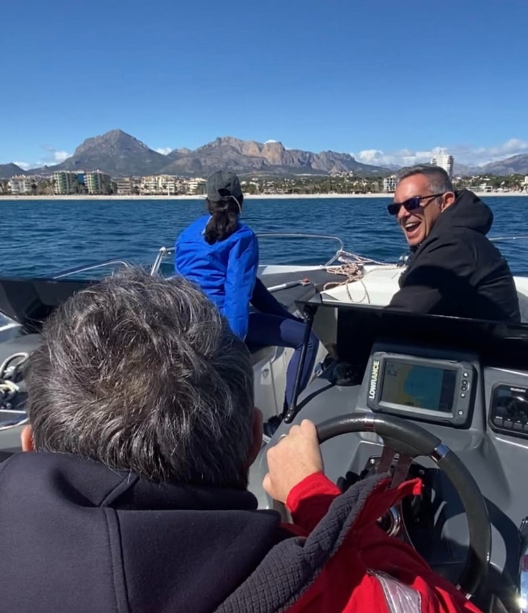 Stdents learning on Boat Licence in Altea