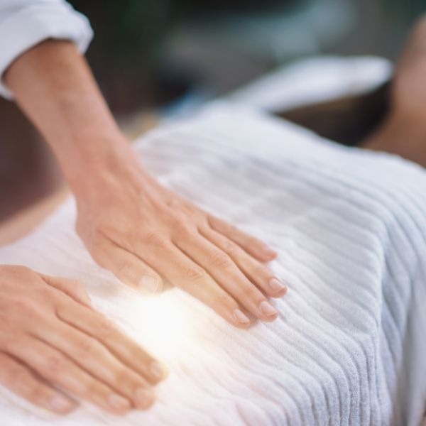 Práctica de bioenergética corporal durante un curso holístico para desbloquear energía y promover el bienestar integral.