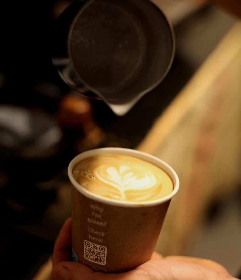 Barista de Kafé Barista réalisant un latte art lors d'un événement en Occitanie