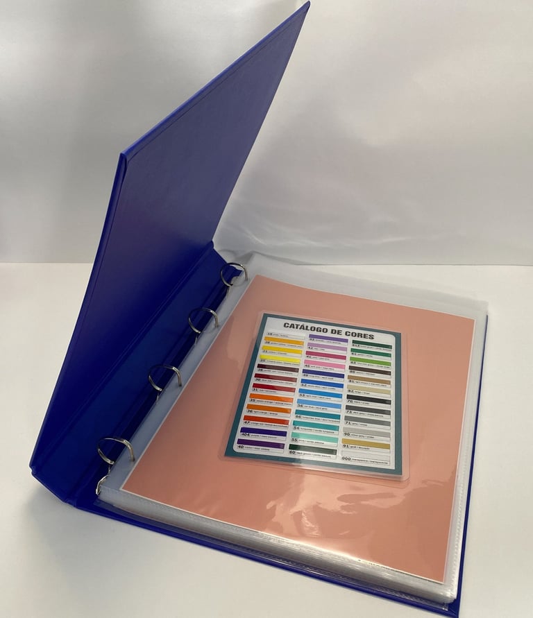 Catálogo de cores dentro de uma pasta catálogo com marcadores de instrumentais cirúrgicos