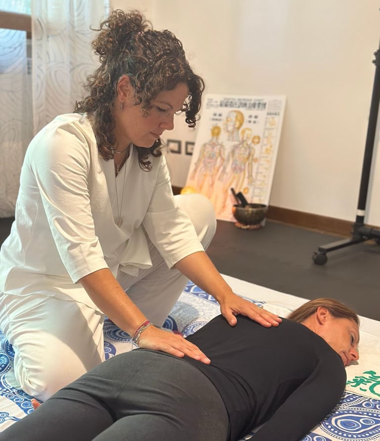 operatore shiatsu tratta schiena di una donna