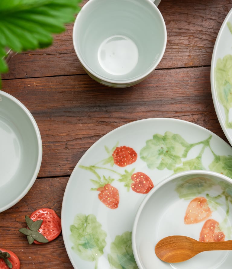 produits artisanaux japonais sur une table en bois avec des assiettes et des bols aux motifs fraises