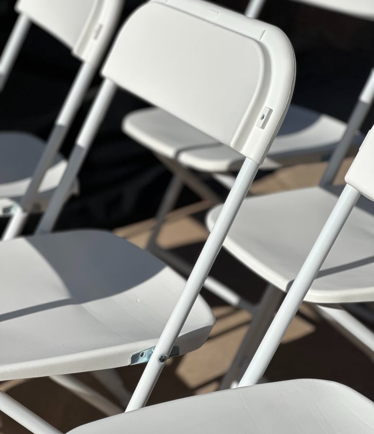 Sillas blancas plegables de el paso diamond events