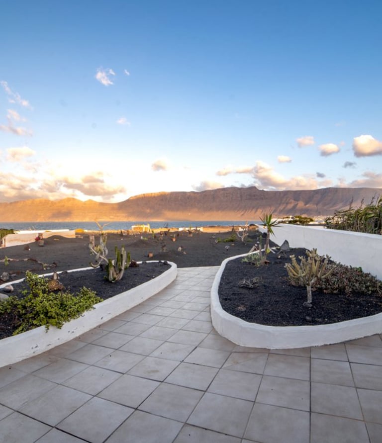 terrasse avec vue mer sur notre maison de vacances à famara