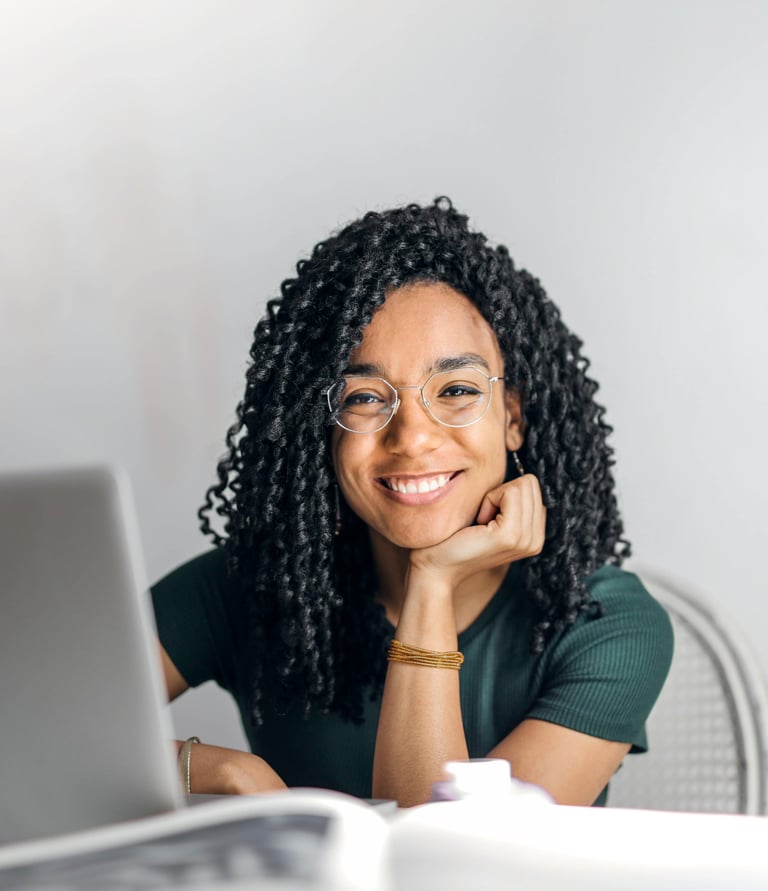 Une photographie d'une jeune femme qui sourit 
