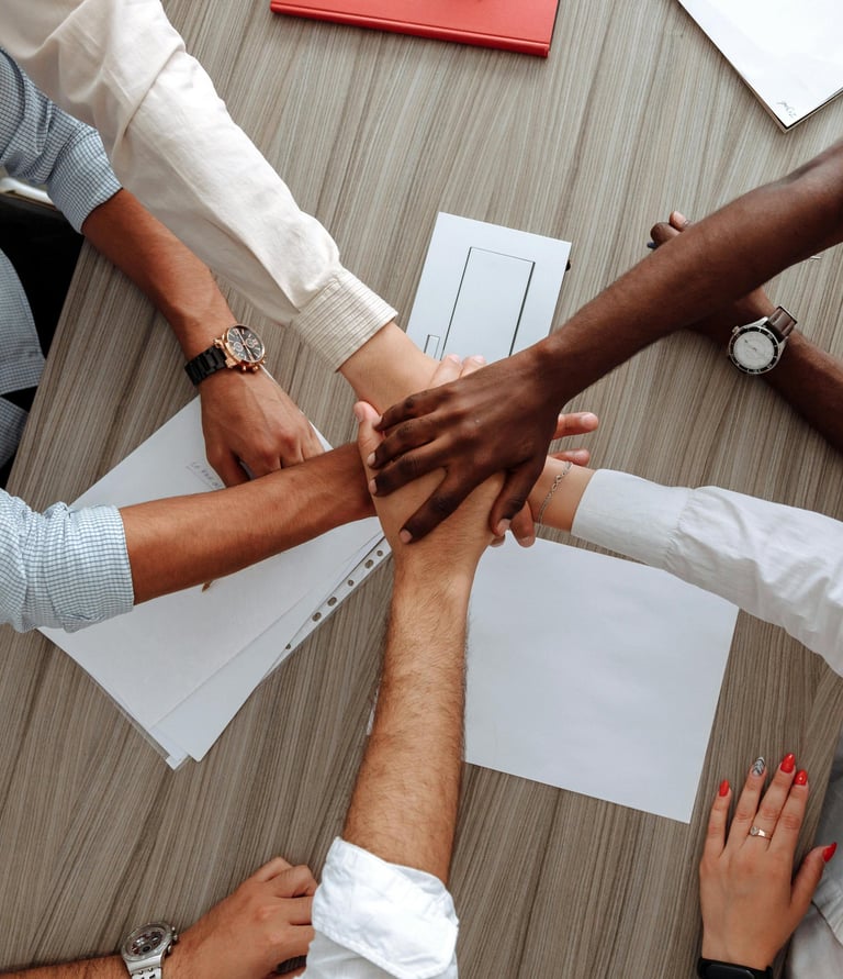 Un groupe de personnes joignant leurs mains en cercle