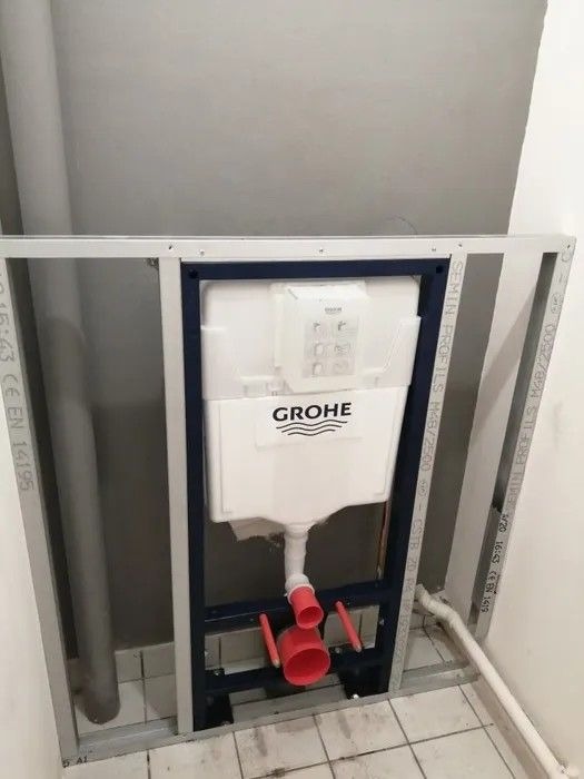 Bâti-support Grohe en cours d’installation pour WC suspendu, avec évacuation et alimentation intégré