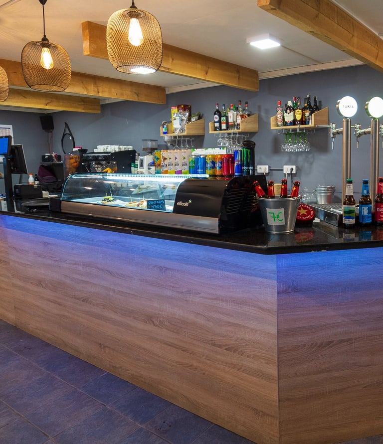 barra de bar con bollería de panadería de calidad