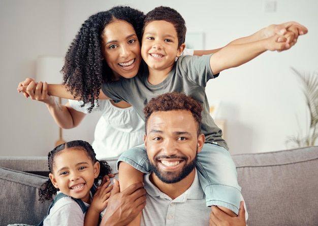 um homem e duas crianças sentados em um sofá