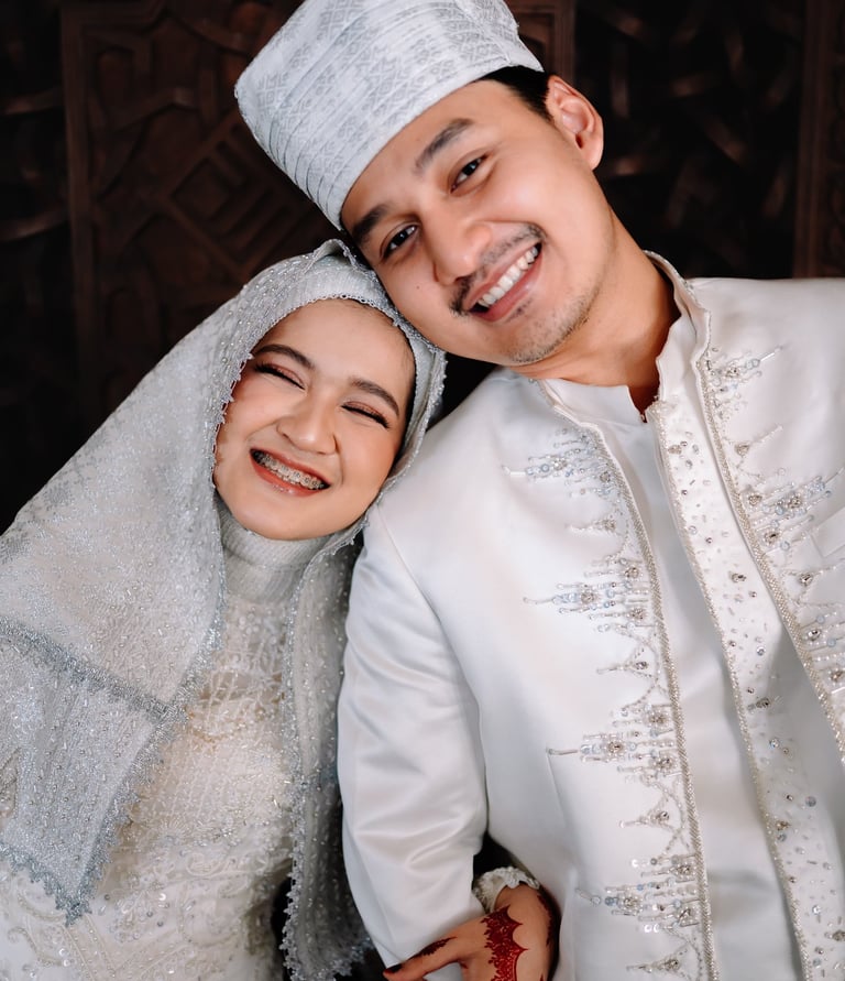 Memopro Wedding Organizer WO profesional dan terpercaya. man and woman in traditional dress clothes