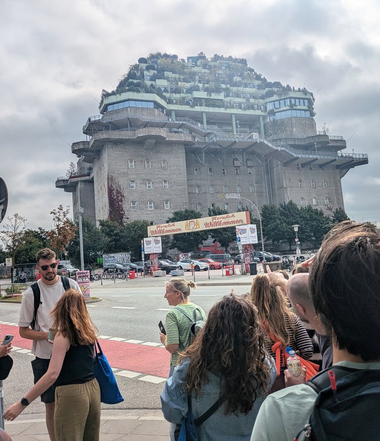 St. Pauli Green Bunker in Hamburg with tour group, Flakturm mit Begrünung und Stadtführung in der Szene