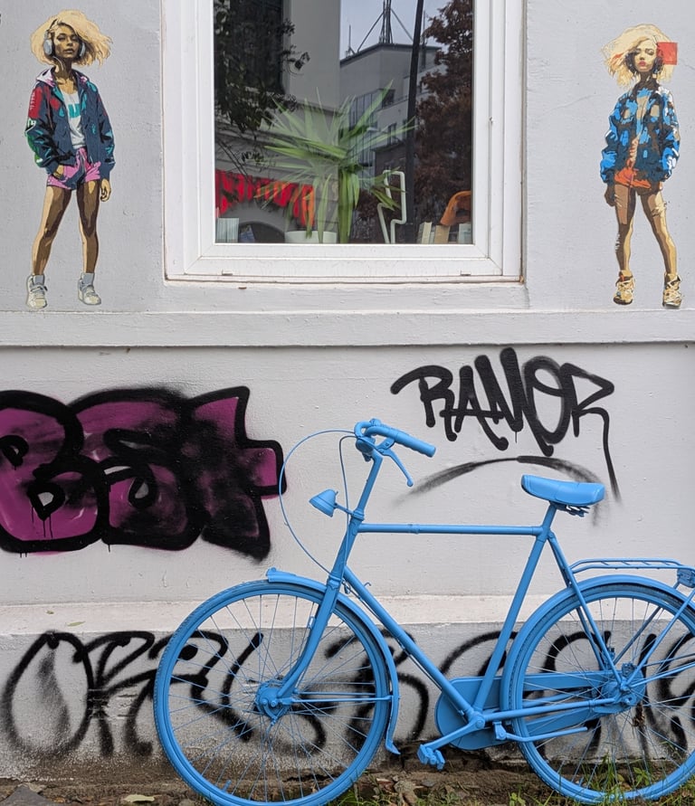 Street art Hamburg wall with graffiti and blue bicycle / Street Art Hamburg Wand mit Graffiti und blauem Fahrrad