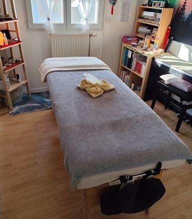 salle pour les massages et soins énergétiques avec espace cocooning à Rumilly