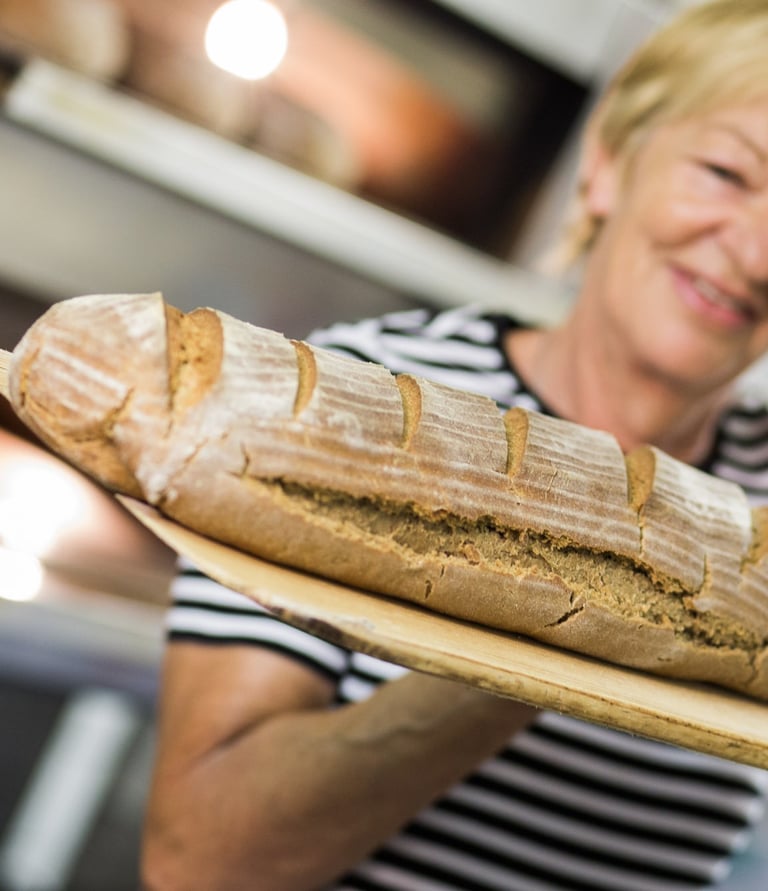 Am Kölblhof frisch gebackenes Roggenbrot mit Sauerteig hergestellt