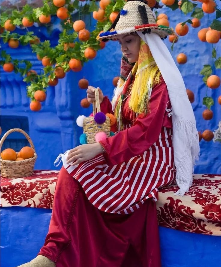 Ruas pintadas de azul em Chefchaouen, Marrocos, turistas explorando.