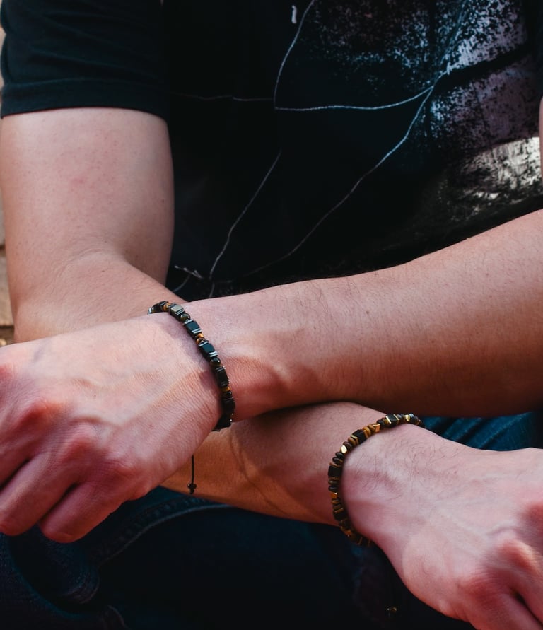 manos de hombre con pulseras