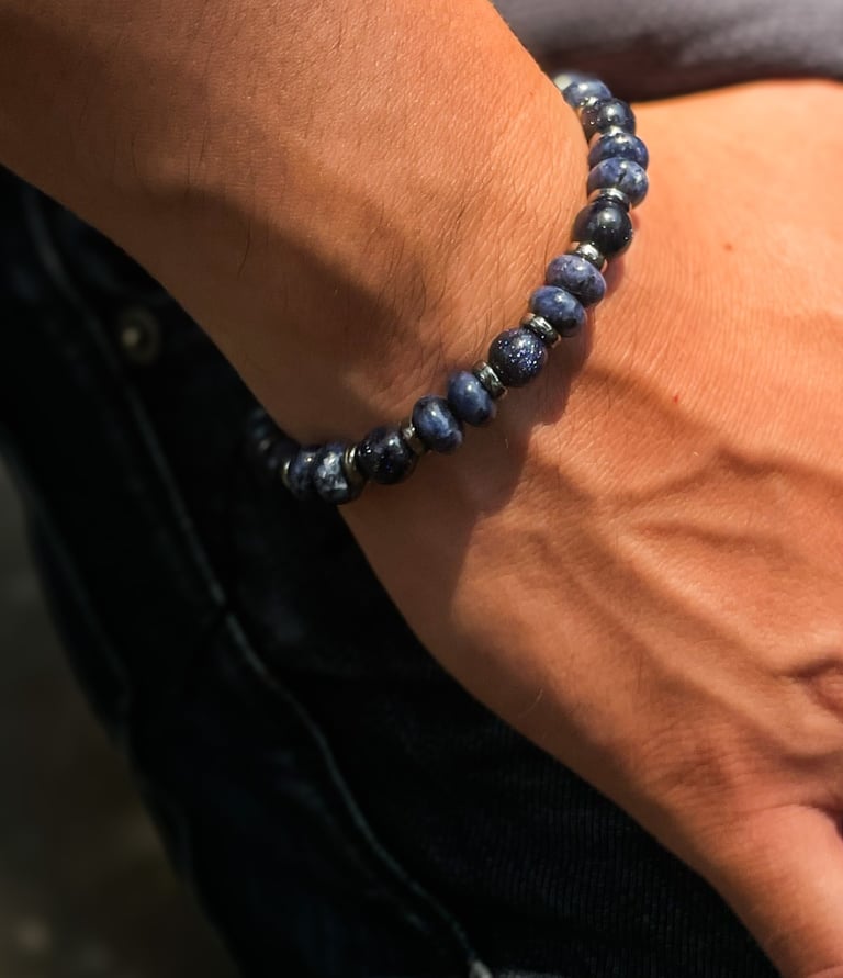 mano con pulsera de piedras azules