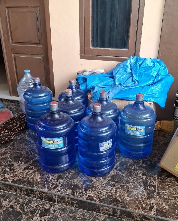 Galon air isi ulang siap antar