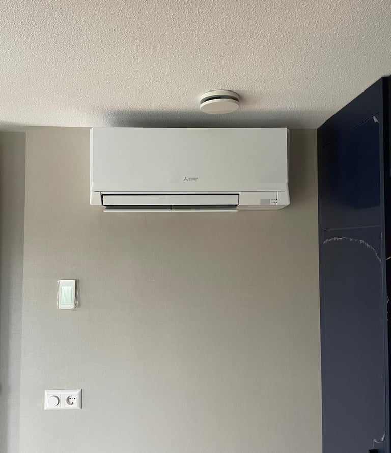 gemonteerde binnenunit van Mitsubishi airco in woning te Rotterdam-Hoogvliet