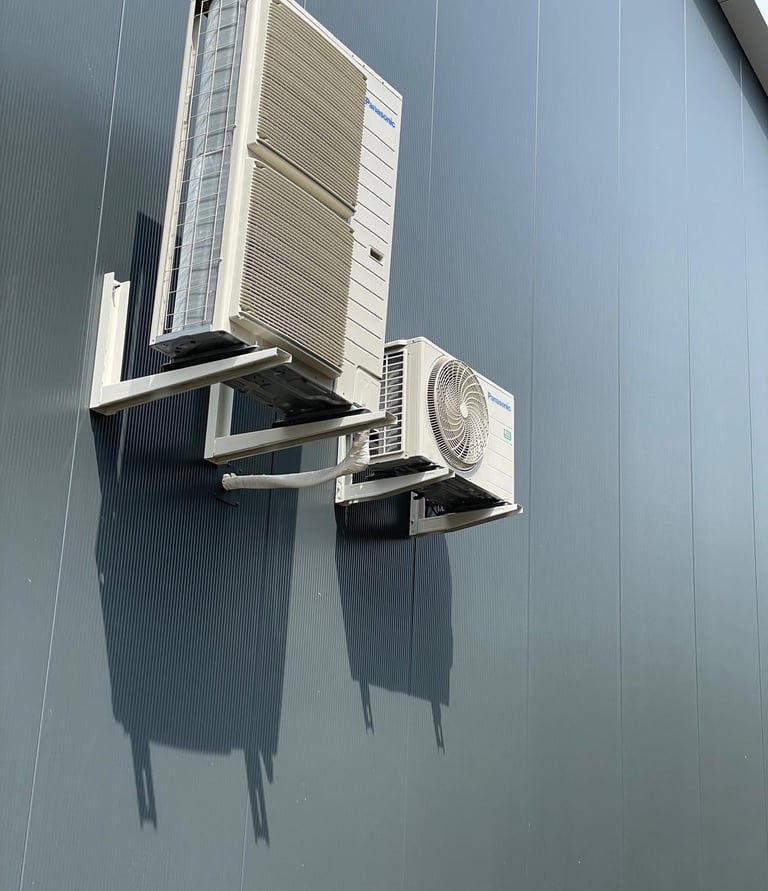 uitenunits van airconditioningsysteem gemonteerd aan gevel van bedrijfspand in Rotterdam-Hoogvliet