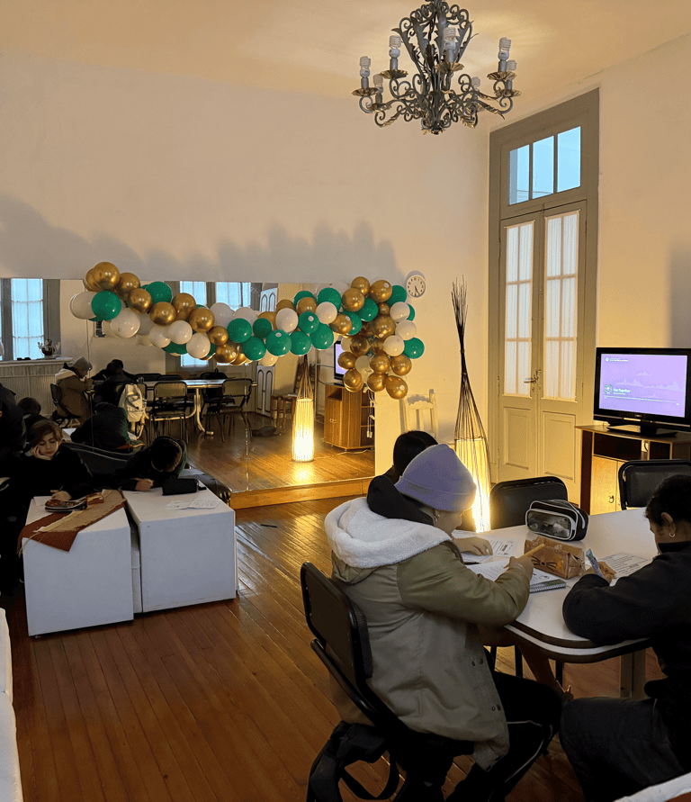 aula con niños estudiando