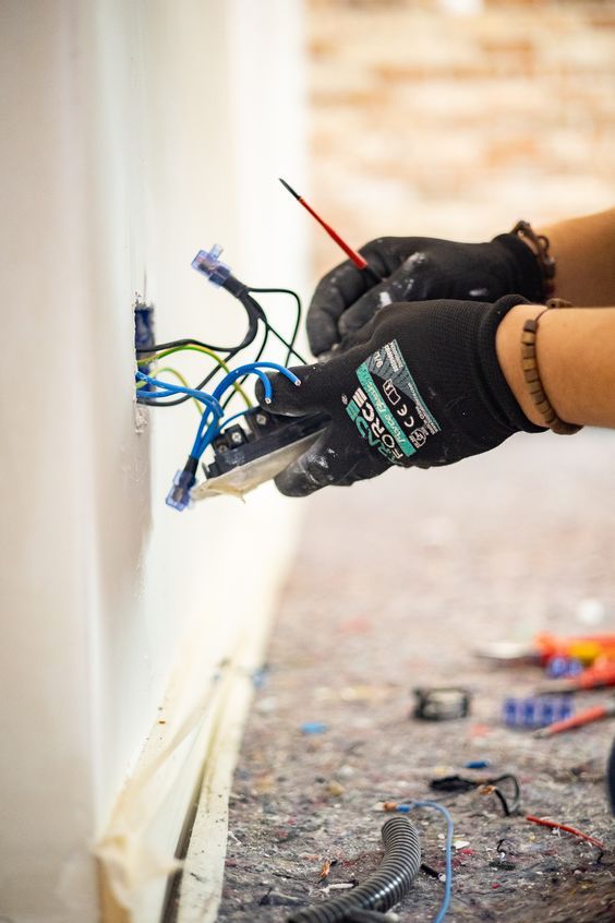 Electrician cu experienta inlocuieste prizele defecte