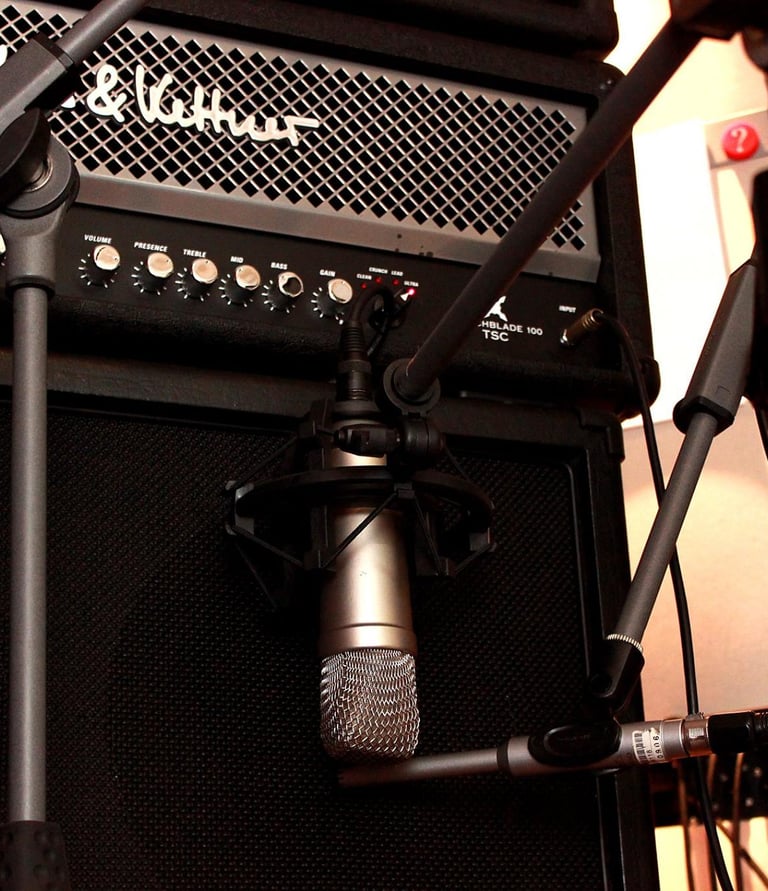 Two different microphones in front of an Bass Amp