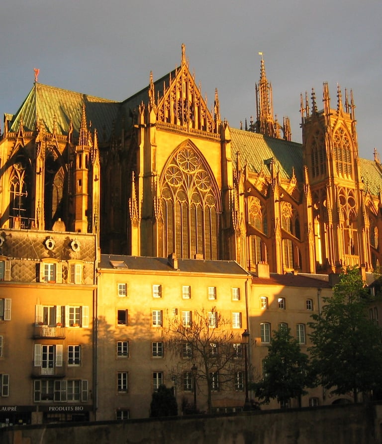 Vue extérieure de la cathédrale Saint-Étienne de Metz, emblématique édifice gothique en pierre de Jaumont avec ses grandes ve