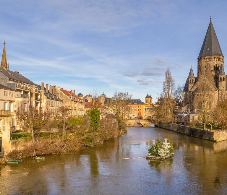 ue de Metz avec sa cathédrale Saint-Étienne et les berges fleuries de la Moselle, mêlant histoire, nature et charme urbain.