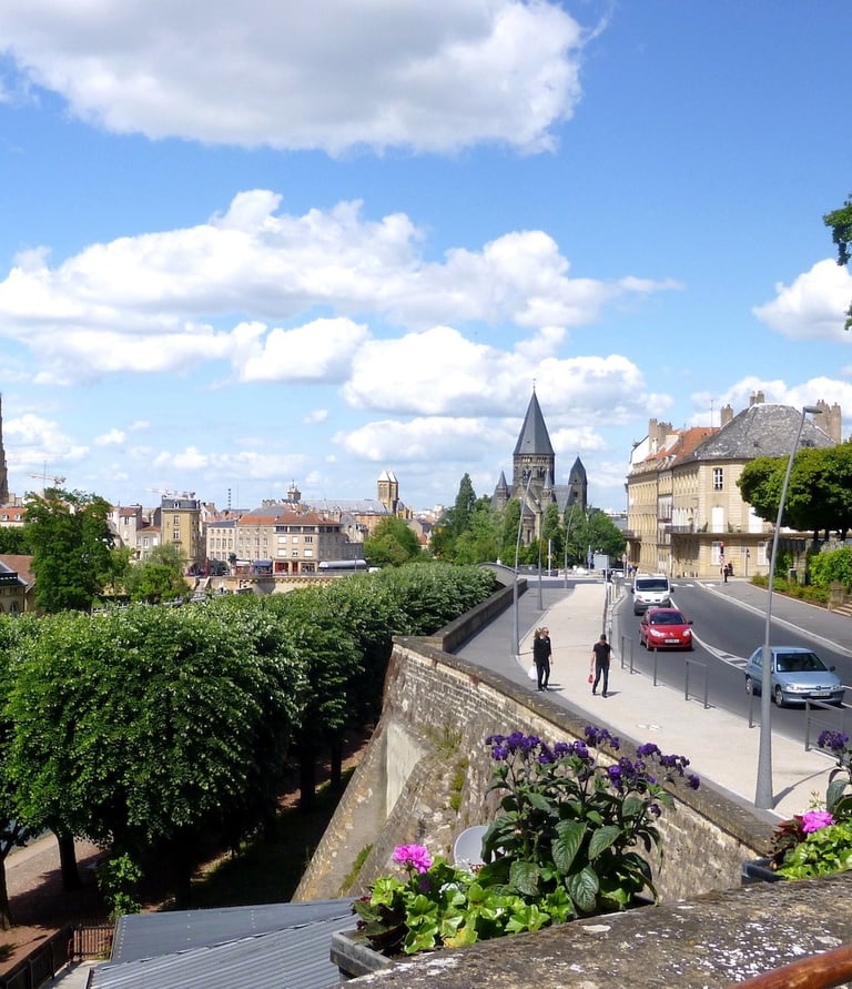 Panorama depuis le Belvédère de l’Esplanade à Metz, offrant une vue imprenable sur la Moselle, les toits de la ville et les e