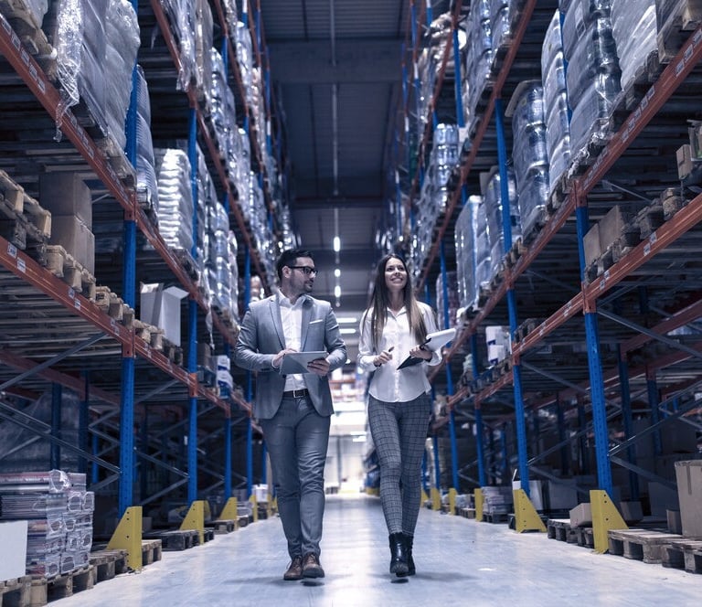 Gerentes de depósito caminando en un gran centro de distribución