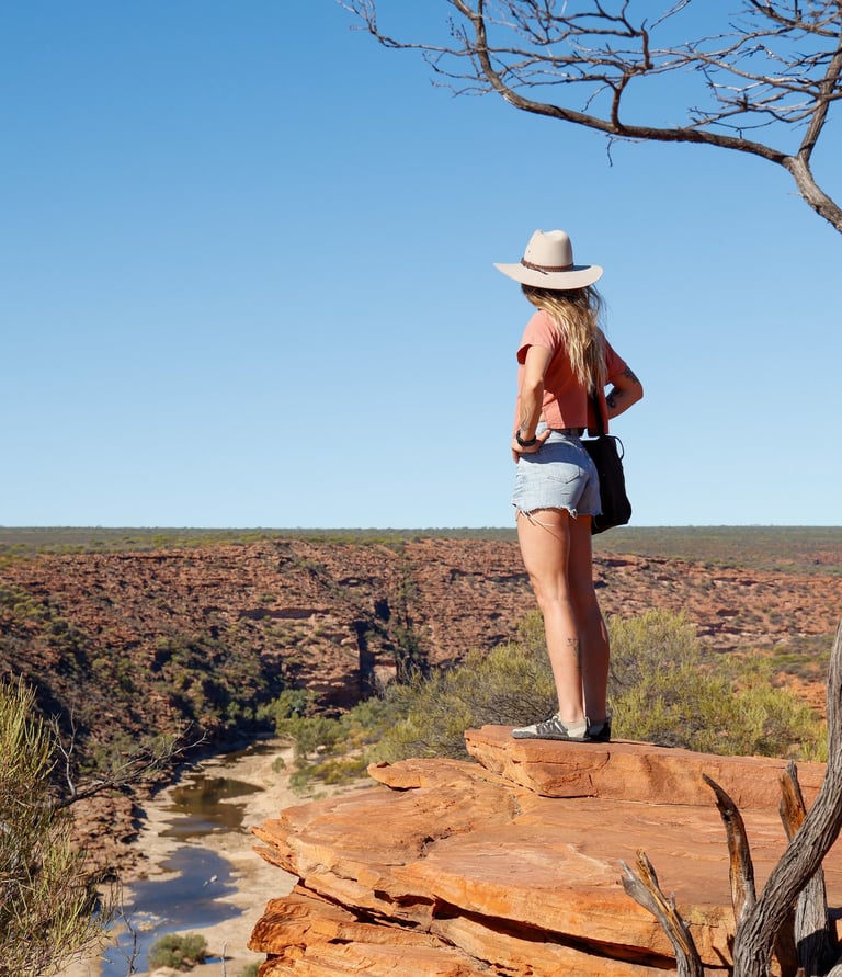 Toeristen wandelen door een kloof in Karbarri National Park tijdens hun 4WD roadtrip