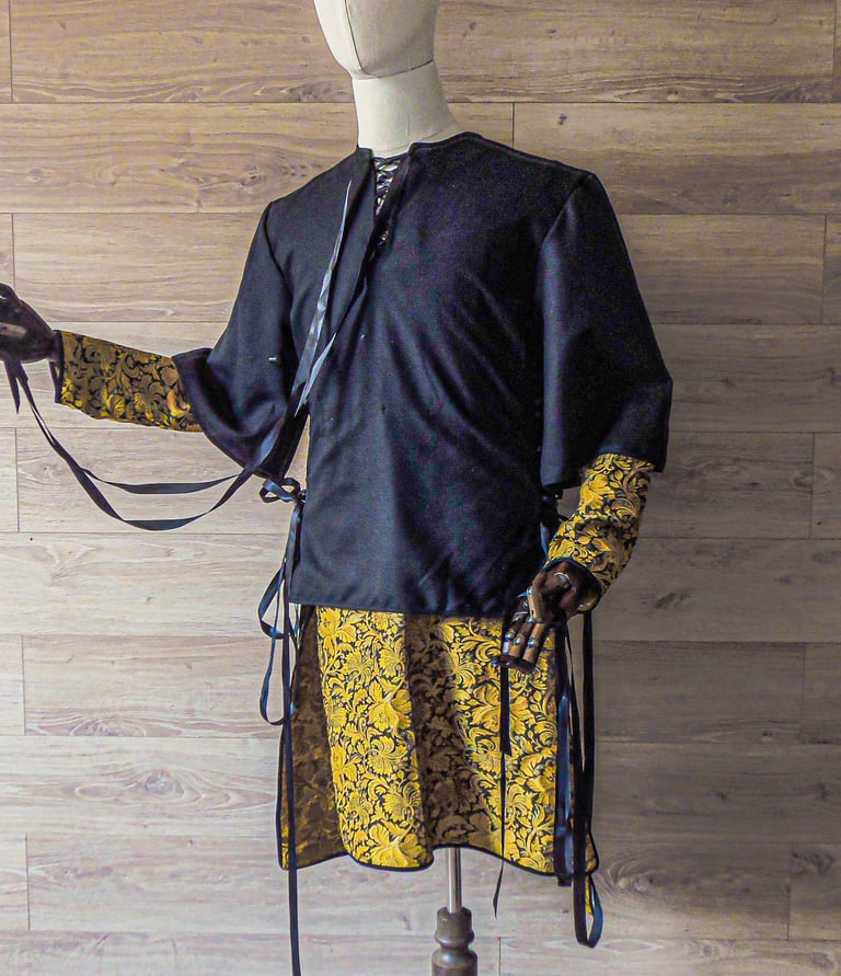 Tunique jaune et noire sur un mannequin