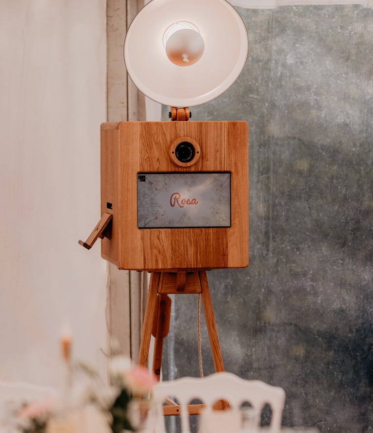 Photobooth en bois clair sur trépied avec éclairage circulaire, modèle Rosa, de loin