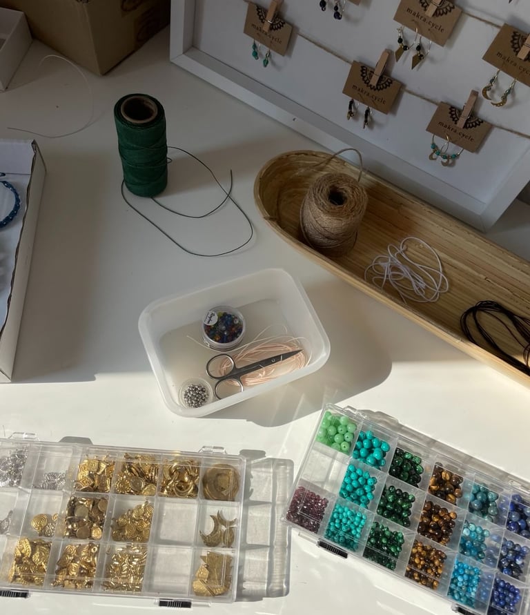 Arbeitsplatz von Caro mit Materialien, Perlen und Werkzeugen – hier entstehen ihre handmade Produkte