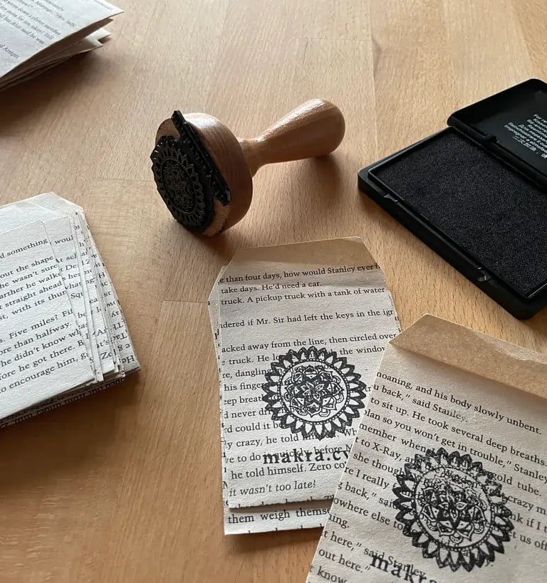 Handgestempelte Schmuckverpackungen aus alten BuchseitenHandgestempelte Schmuckverpackungen aus alten Buchseiten