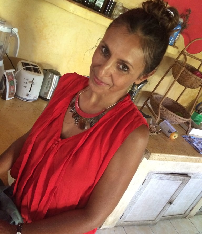 Cliente portant son collier Sourire en cuir et plumes recyclés sur-mesure