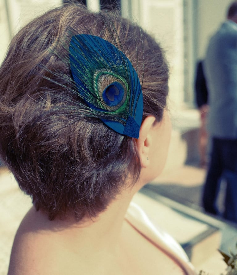 Cliente portant son bijou de tête sur-mesure en cuir recyclé et plume de paon pour son mariage